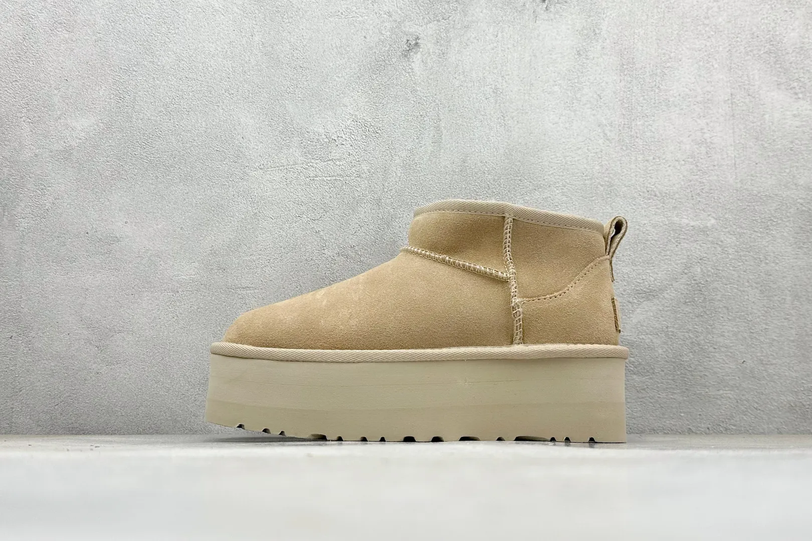 🐲💰 520 supports store placement. The top version on the market is UGG sheepskin snow boots. Mini thick-soled short-tube 5cm. Xiaohongshu’s hot model. Produced by a major foreign trade factory in Guangzhou. Genuine sheepskin from toe to insole. Independent outer box packaging. Chip. Waterproof technology. Different from any version on the market. 5cm thick sole. Independent original development of outsole. Cashmere insole. Keep warm in winter. It is a very suitable choice for home use. In the new year, uug launches a style series. Partly catered to the preferences of young consumers, it has also moved to the forefront of fashion trends. Shoe body material: water-repellent coated suede upper, 17 mm UGGPURE™ implanted wool insole, lightweight non-slip comfortable rubber outsole, brand LOGO trademark, complete package, item number: 1135092, size: 35 36 37 38 39 40